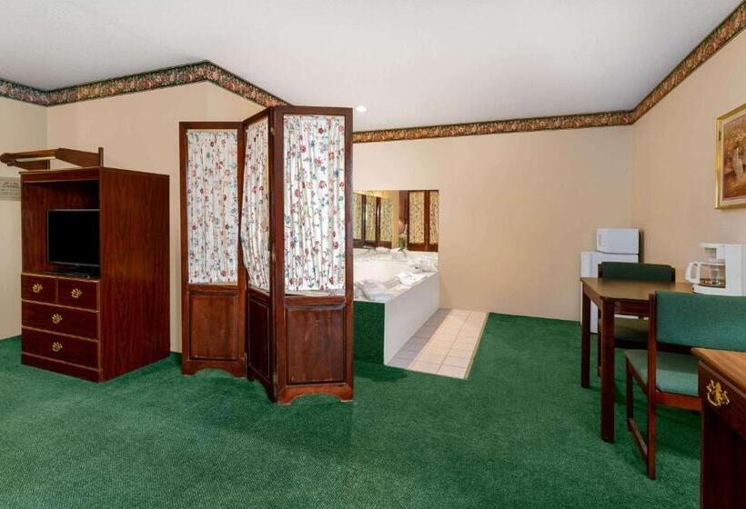 Люкс Deluxe Кровать Кинг, Super 8 By Wyndham Reedsburg