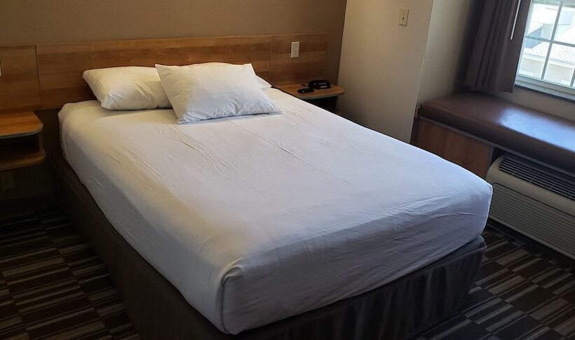 Номер Стандарт Адаптированный для Инвалидов, York Microtel Inn & Suites By Wyndham