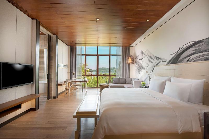 스위트 킹사이즈 침대, Comfort Suites At Par 4 Resort