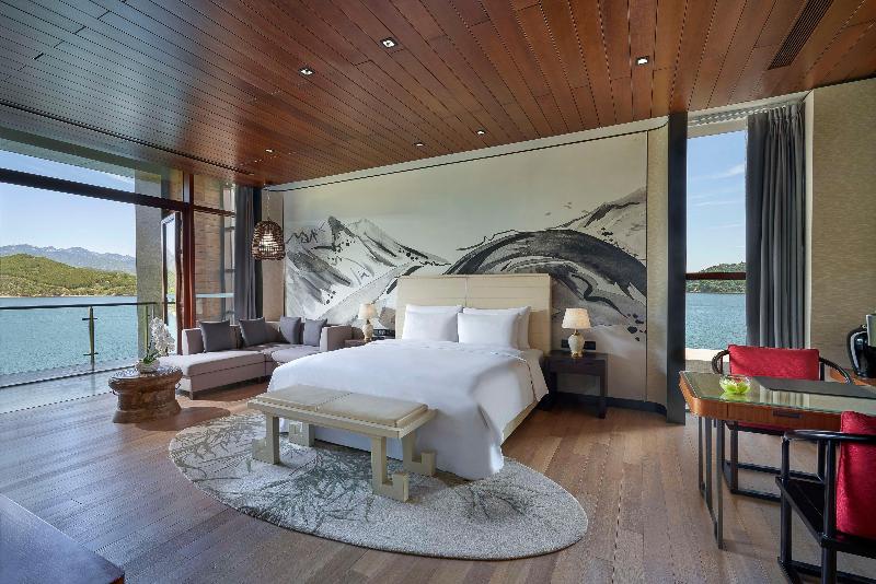 스위트 킹사이즈 침대, Comfort Suites At Par 4 Resort