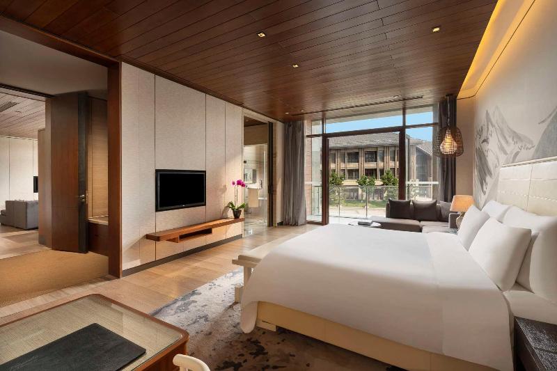 스위트 킹사이즈 침대, Comfort Suites At Par 4 Resort