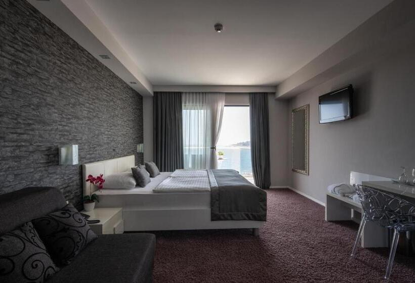 سوییت جونیور با چشم‌انداز جانبی دریا, Boutique Hotel Life
