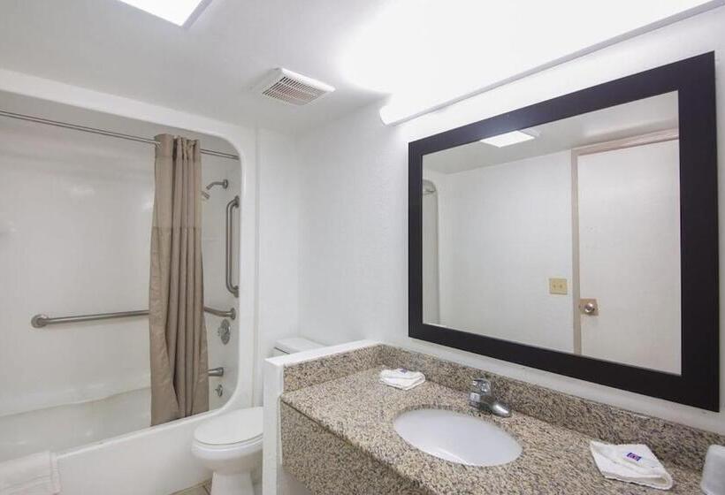 适合残疾人士使用的带超级大床的标准间, OYO Hotel Baton Rouge East I-12