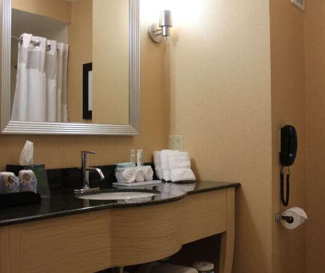 Номер Стандарт 2 Двуспальные Кровати, Holiday Inn Express   Cortland, An Ihg
