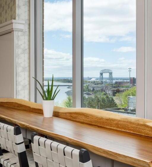 带大床的俱乐部房间, Sheraton Duluth