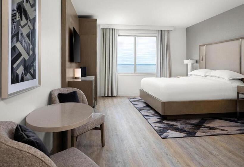 带大床的行政房间, Sheraton Duluth