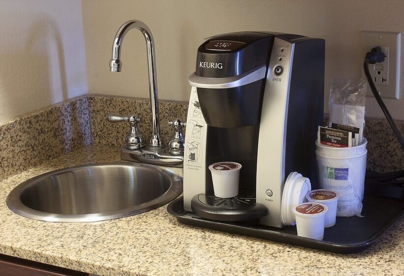 Люкс, Holiday Inn Express & Suites Youngstown West   Austintown By Ihg
