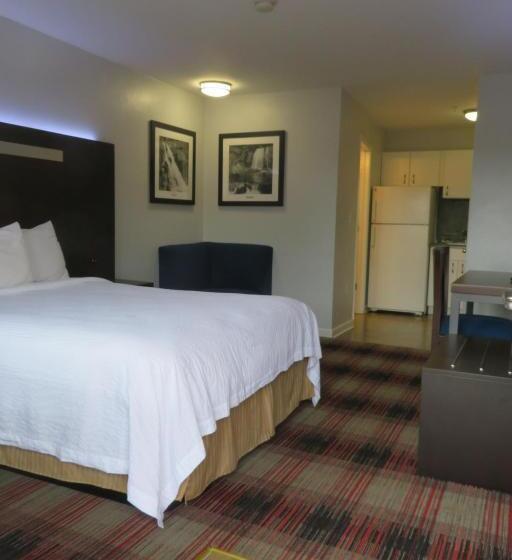 标准工作室, Luxbury Inn & Suites