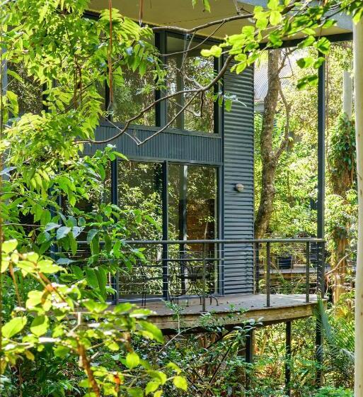 수피리어 스튜디오, Pethers Rainforest Retreat