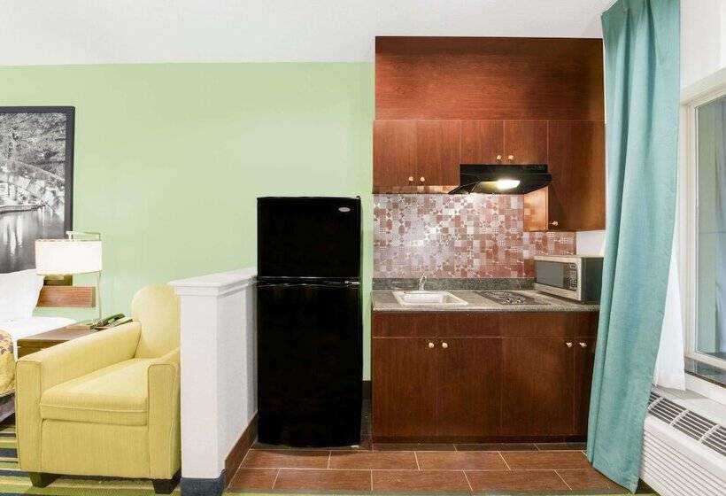 סוויטת 2 חדרי שינה, Super 8 By Wyndham Cotulla Tx