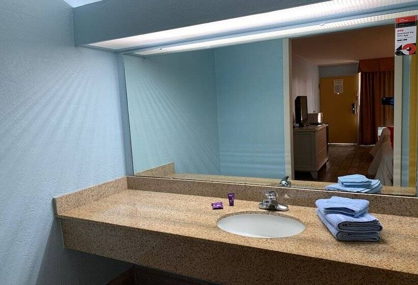 Номер Стандарт 2 Двуспальные Кровати, OYO Hotel Dundee By Crystal Lake