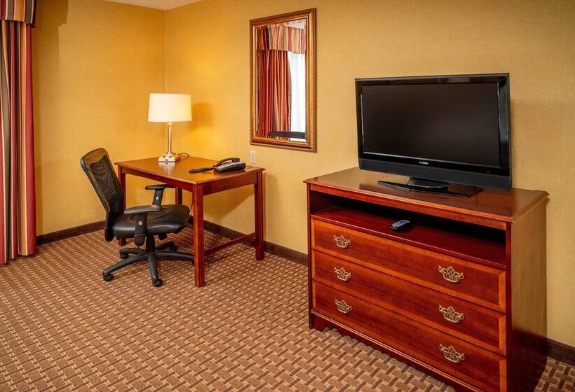 带按摩浴盆的套房, Holiday Inn Express And Suites Hazard, An Ihg