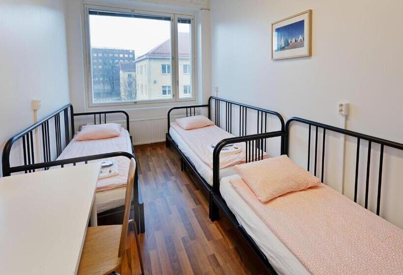 חדר סטנדרט לשלושה עם חדר אמבטיה משוף, Cheapsleep Hostel Helsinki