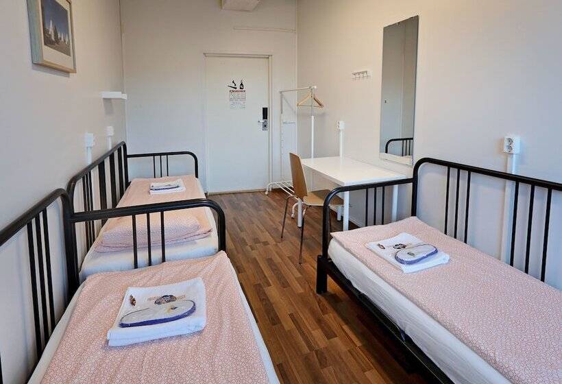 חדר סטנדרט לשלושה עם חדר אמבטיה משוף, Cheapsleep Hostel Helsinki