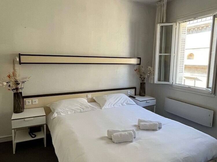 Номер Стандарт Трехместный, Brit Hotel Des Grands Hommes   Bordeaux Centre