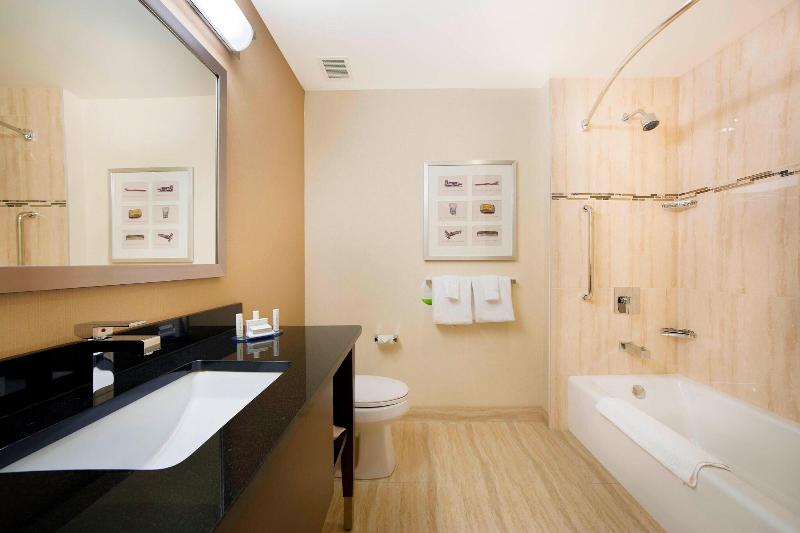 キングサイズベッドのスタンダードルーム, Courtyard By Marriott Montreal Downtown