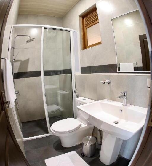 Семейный Номер, Riverbank Resort Gampola