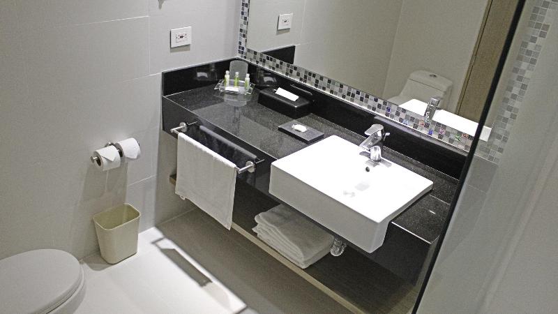 스탠다드 룸 킹사이즈 침대, Holiday Inn Bucaramanga Cacique, An Ihg