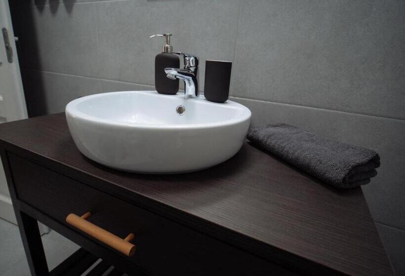 استودیوی استاندارد, Zakarias Apartments