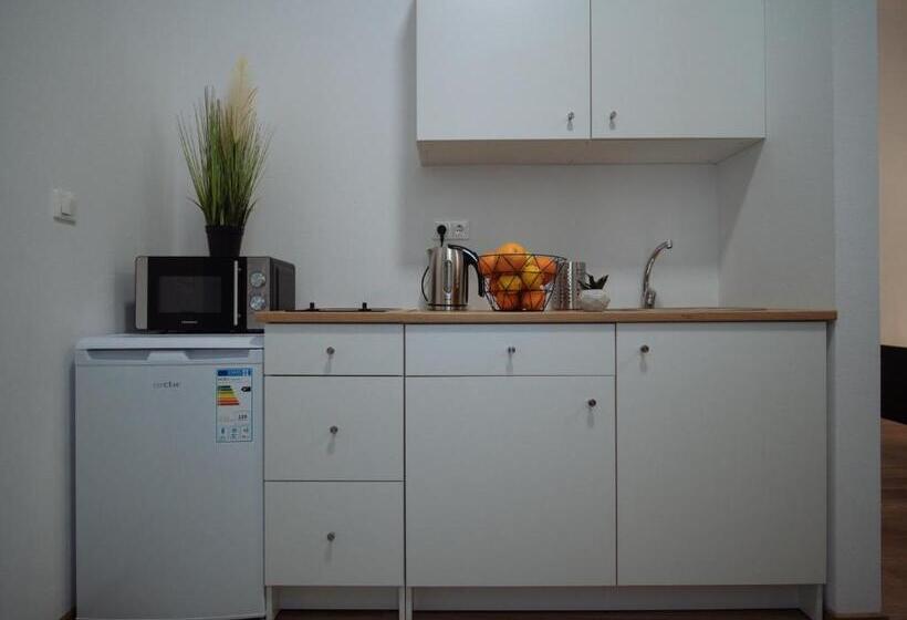 استودیوی استاندارد, Zakarias Apartments