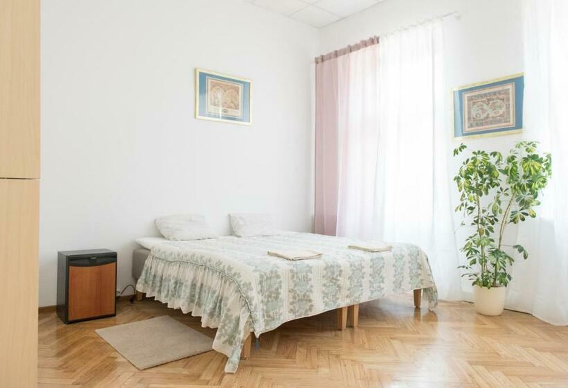 سوییت خانوادگی, Hostel Liberty