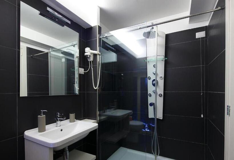 מיטת קינג בסוויטה, Nearhome Smart Suites Guest House