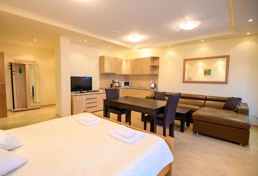 استودیوی سوپریور, Parklands Hotel & Pool