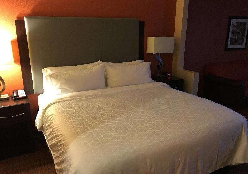 Люкс Кровать Кинг, Holiday Inn Express Hotel & Suites Laurinburg, An Ihg