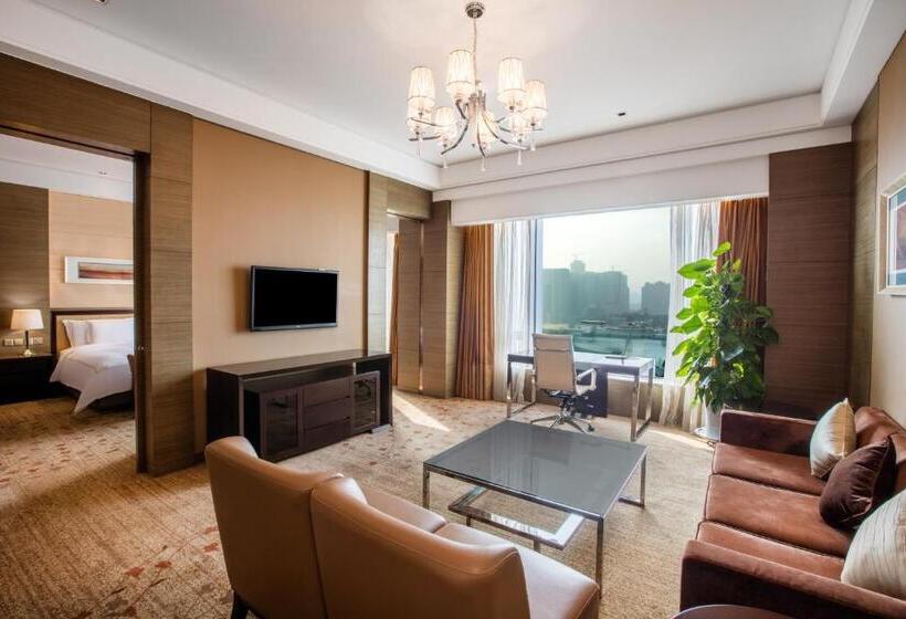 带大床的套房, Crowne Plaza Nanjing Jiangning, An Ihg