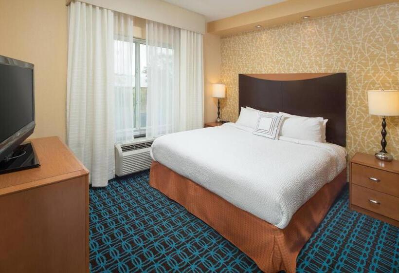 带大床的行政房间, Fairfield Inn And Suites Cleveland