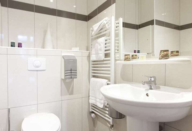 Номер Стандарт Трехместный, Logis Hôtel Duquesne