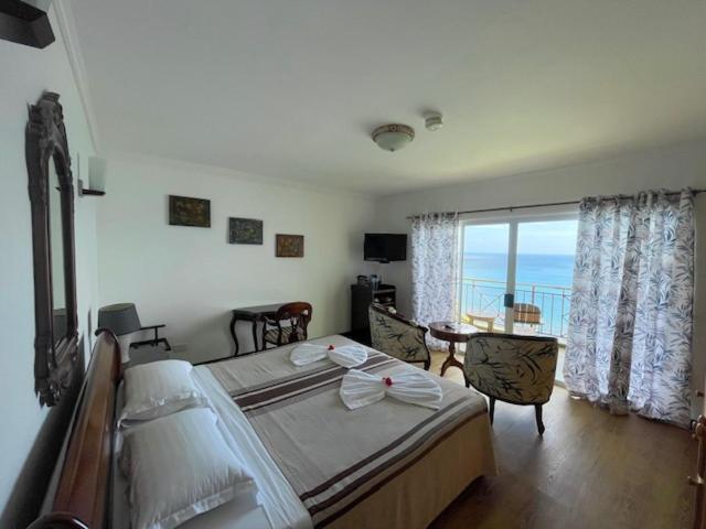 اتاق لوکس با بالکن و چشم‌انداز دریا, Treasure Cove Hotel & Restaurant
