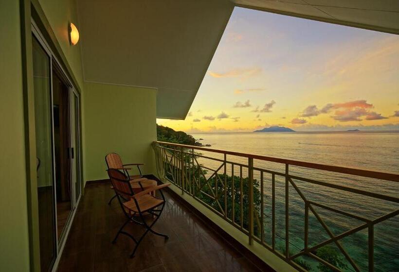 اتاق لوکس با بالکن و چشم‌انداز دریا, Treasure Cove Hotel & Restaurant