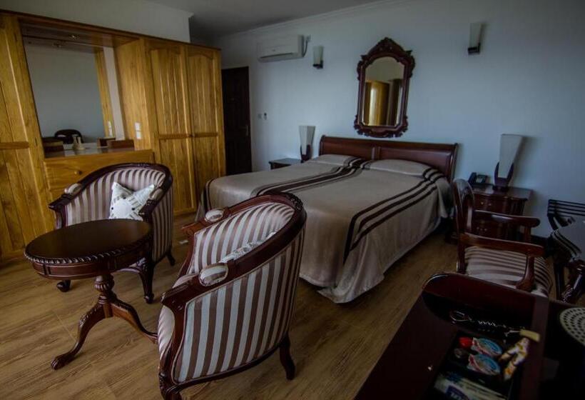 اتاق لوکس با بالکن و چشم‌انداز دریا, Treasure Cove Hotel & Restaurant