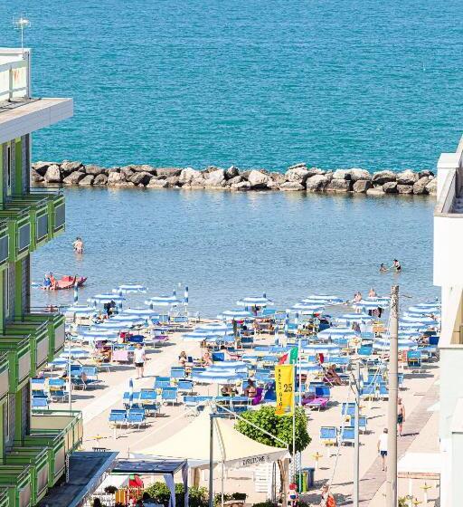 Трехместный Номер Стандарт с Балконом, Residence & Suites