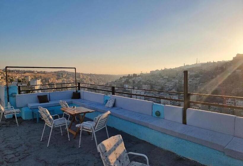 اتاق لوکس با چشم‌انداز شهر, Rainbow House