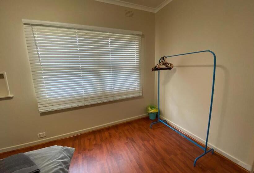 Дом 2 Спальни, Mitcham Station Home Stay