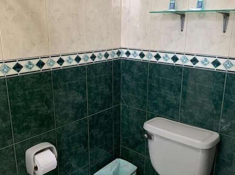 Семейный Номер, Reef Hostel Manta