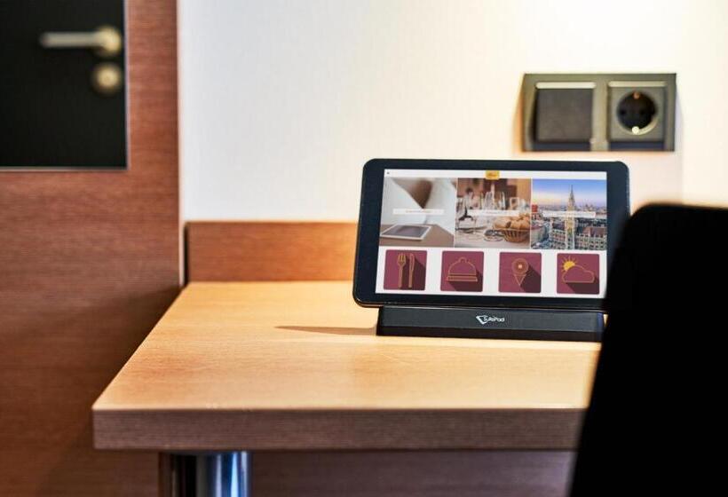 اتاق استاندارد چهار تخته, Mcdreams Hotel München   Messe
