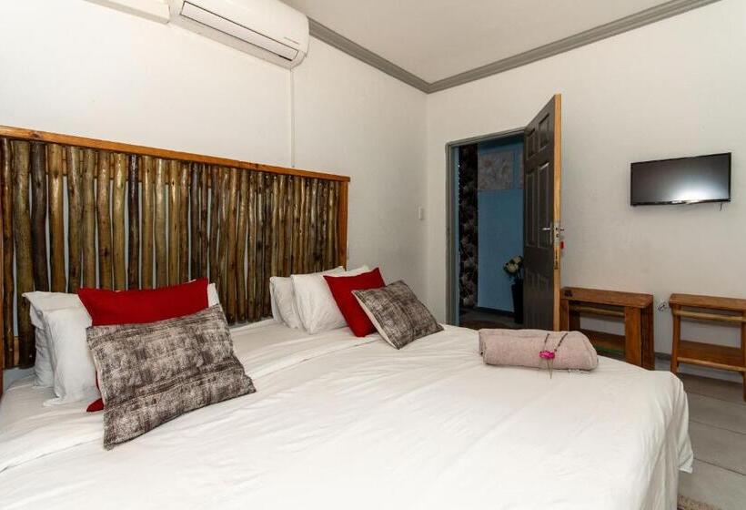 Семейный Номер Вид на Сад, Woodpeckers Guest House
