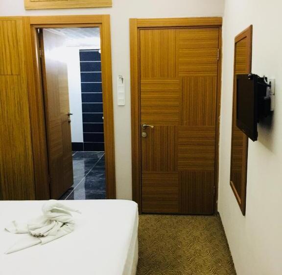 اتاق استاندارد, Lara Kapris