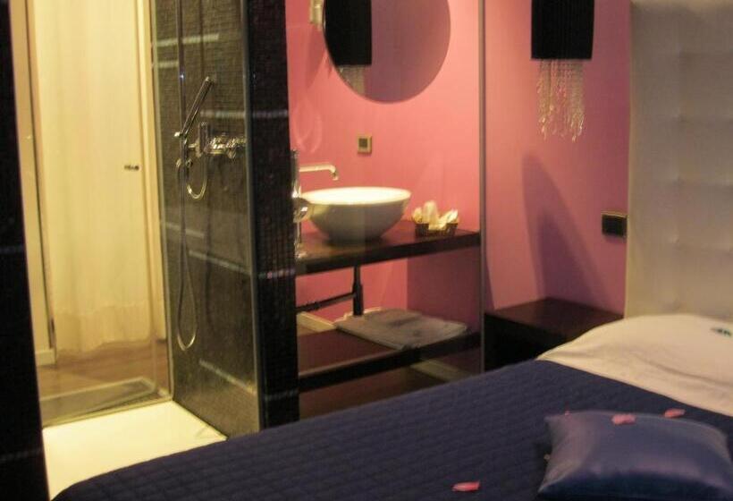 غرفة قياسية ثلاثية, In   Lounge Room