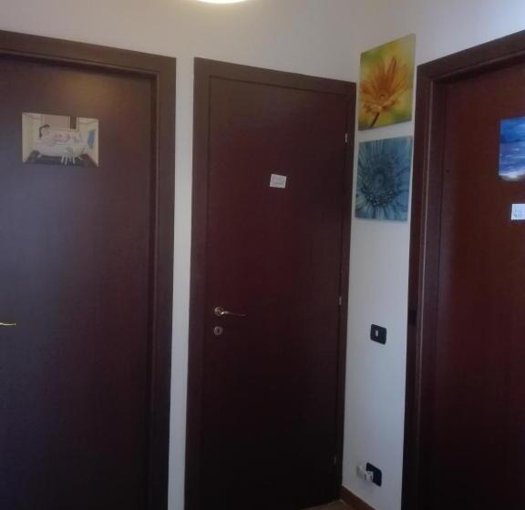 Номер Стандарт Индивидуальный Совместная Ванная, A Santy S Roomsbagno Condiviso Sharedboth2piano No Lift No Shuttle  No Pasti No Meal,  A Pagamento A