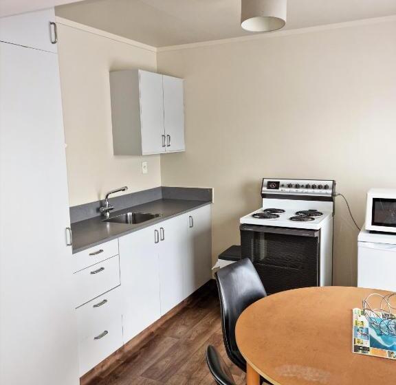Studio Standard, Arcadia Motel