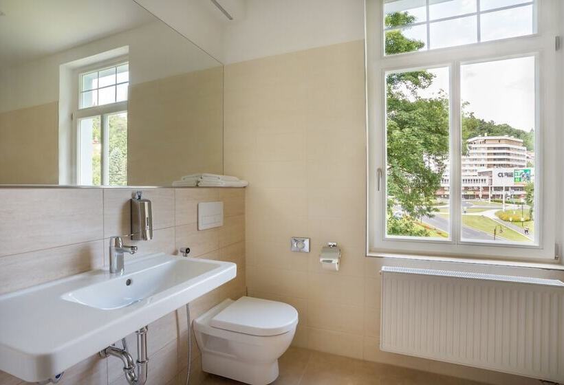 Suite, Astoria