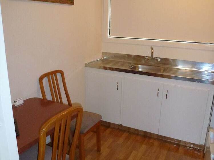 Студио Executive, Asure Adcroft Motel