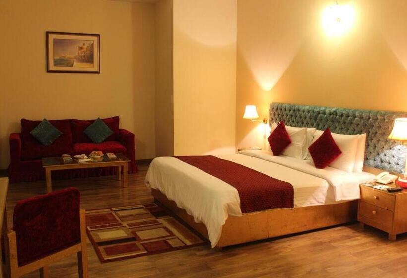 اتاق اجرایی با تخت بزرگ, One Bahawalpur