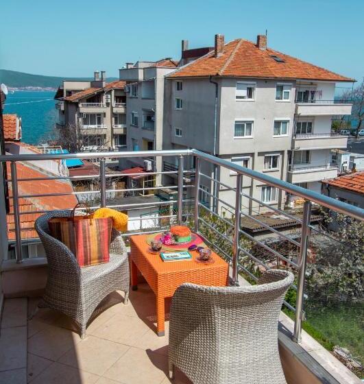 חדר משפחתי צדדי נוף לים, Boutique Guest House  Sofia