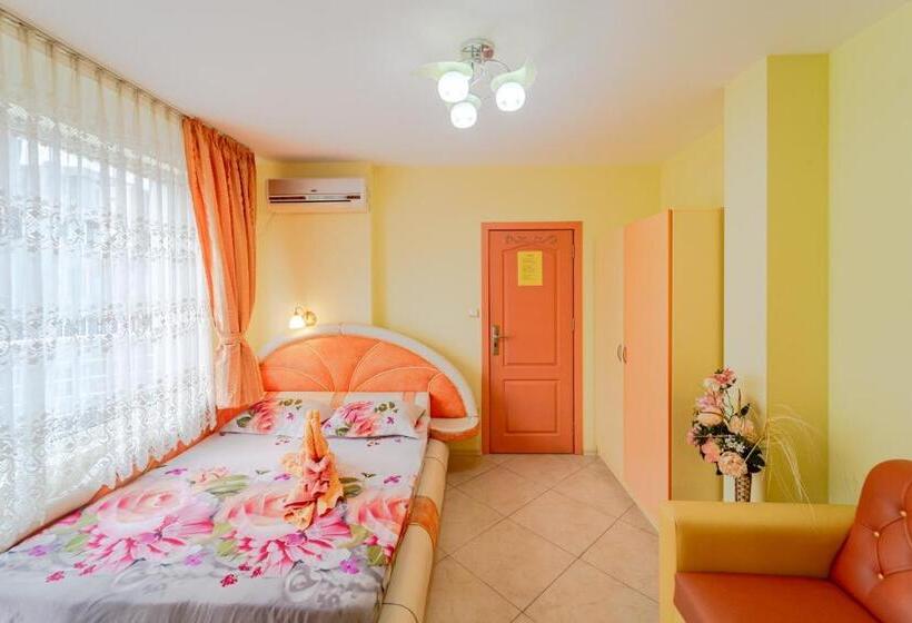 חדר סטנדרט נוף לים עם מרפסת, Boutique Guest House  Sofia