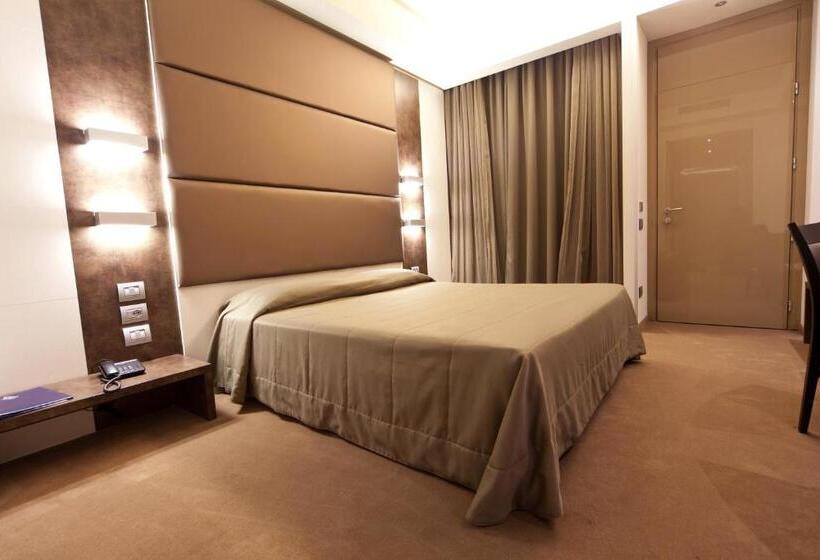 غرفة قياسية ثلاثية, Albergo Dei Laghi